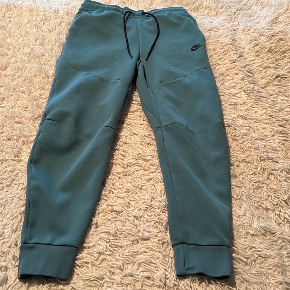 NWOT Nike Men’s Tech Fleece Joggers, size M.